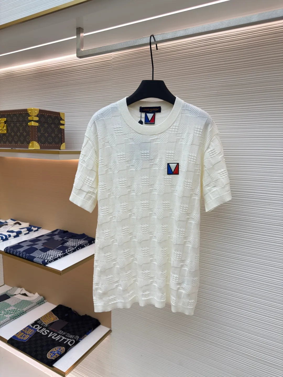 LOUIS VUITTON three-color plaid short-sleeves with rubber seal ●Authentic product: Purchased and developed at 9250 ●Item number: 1680393-A60 ●Fabric: combed cotton fabric ●Technology: knitting ●Version: fitted version ●Weight: about 310 grams ●Size: XS-S-M-L ●Description: The fabric is made of the same high-quality 101/2 count fully combed cotton as the original version and is knitted on an ultra-fine 14-needle computerized flat knitting machine. Compared with the ordinary cotton yarn version in the market, the 101/2 fully combed cotton has a more delicate texture. The raw materials The fiber reaches 25-35 mm, which makes the woven fabric more delicate, and the clothes are not easy to wrinkle, and the anti-pilling resistance can reach 4-5 levels; most clothes made of ordinary cotton yarn on the market are easy to wrinkle, and will have wrinkles after one wear, and will pill after being used a few times. The overall wiring is straight and delicate, the fabric is comfortable and soft, and the color is consistent without color difference. It can be matched with the same style to create a fashionable look and control various occasions. Customized accessories, complete with three standards, same style for men and women!